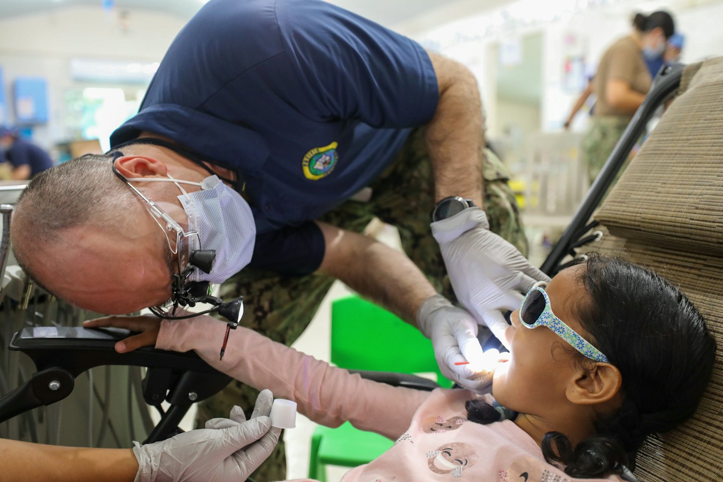 Un professionista dentale esamina la bocca di una bambina.